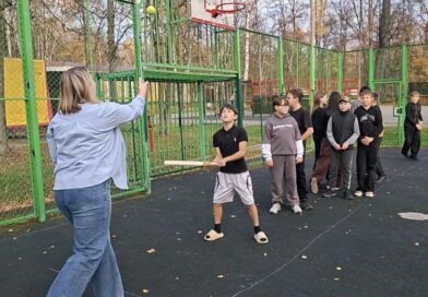 Игра в лапту увлекла семиклассников