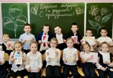 Дети нарисовали красочные рисунки для своих любимых бабушек и дедушек