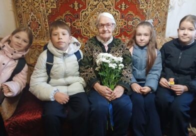 Накануне Дня учителя ученики нашей школы навестили ветеранов педагогического труда